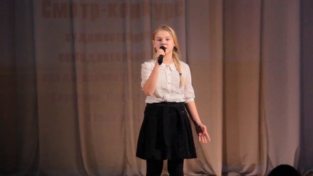 Девочка читает стихотворение "Ветер войны" на конкурс стихов Стихи о войне ко Дню Победы 9 мая 1945