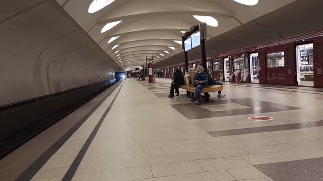 Метрополитен Москва/Прибывает и отправляется поезд станция Алтуфьево