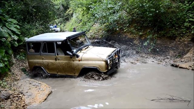 УАЗ Патриот VS УАЗ 469 Кто круче заруба в промоине перевернули УАЗ смотреть онлайн