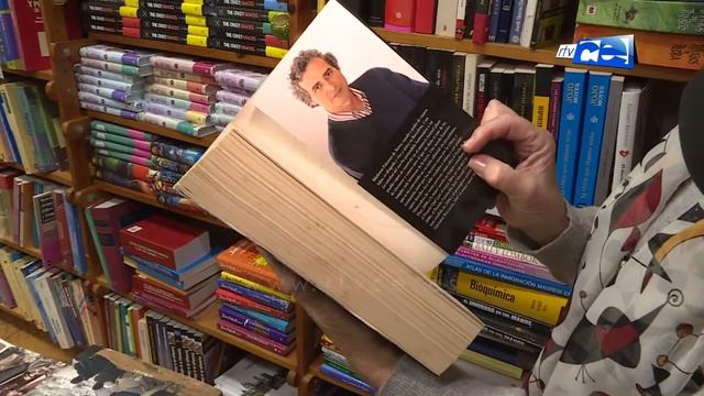 Regalar libros además de un obsequio, es un delicado elogio смотреть онлайн