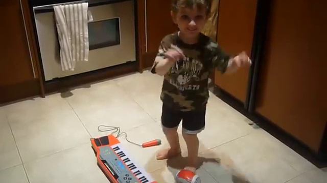 Jamie's keyboard dance смотреть онлайн