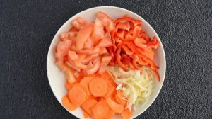 Салат из помидор перца и моркови