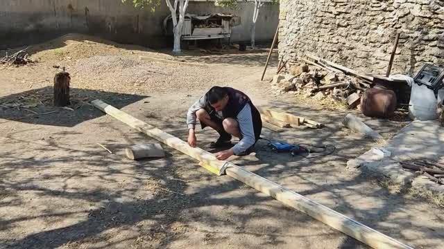 Делаем лестницу. Поливаем огород. Бабушка готовит обед. Сельская жизнь смотреть онлайн