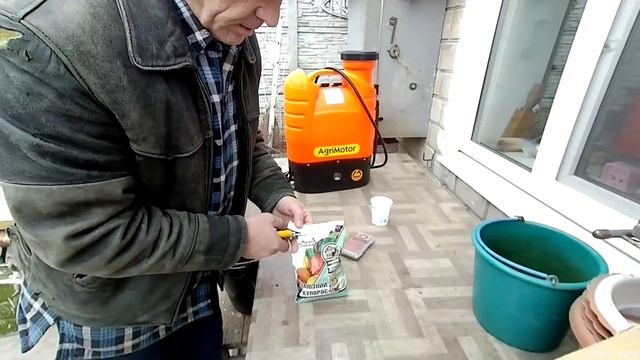 Первое важное опрыскивание виноградных кустов. смотреть онлайн