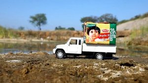 Грузовичок с печеньем застрял в луже