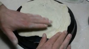 Пицца с курицей и грибами в духовке.