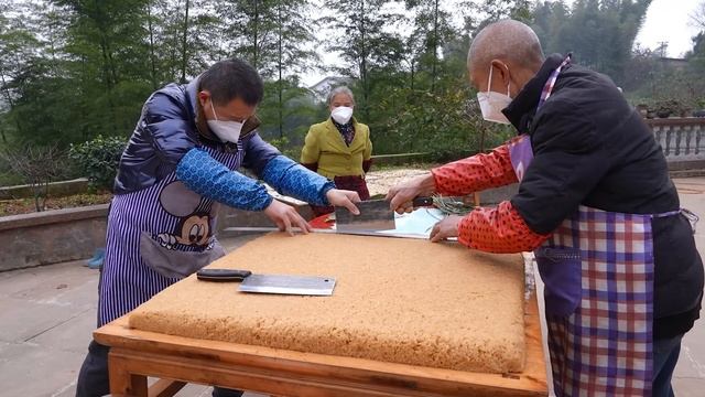 【农村四哥】快过年了，四哥全家一起动手包黄粑，纯手工做法满满的乡土味道 смотреть онлайн