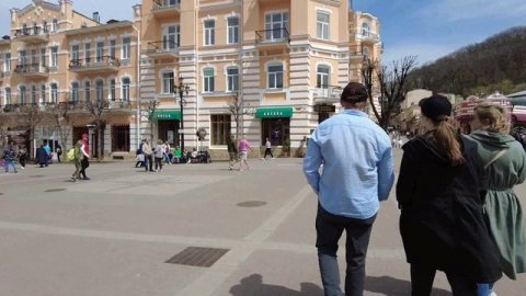Курортный бульвар в Кисловодске в выходной праздничный день