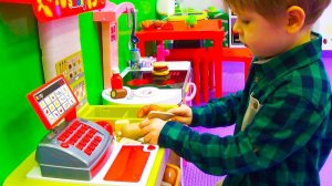 Макс играет в игрушки и катается с горок в детском развлекательном центре для детей