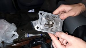 Установка  пружины 36349-35020 на ручку раздаточной коробки от Toyota Hilux Surf KZN185 1KZ-TE