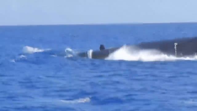 Впечатляющие кадры всплытия и погружения подводных лодок