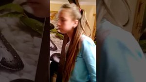 ДИАНЕ ПРОКАЛЫВАЮТ УХО.  3 ДЫРКА НА ПРАВОМ