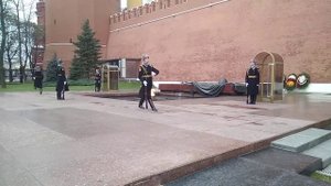 Смена почетного караула у Вечного огня.