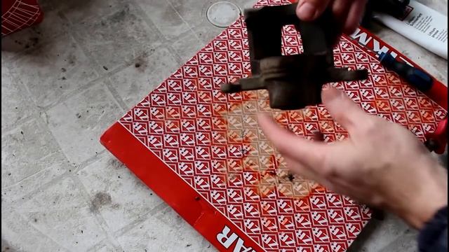 Осмотр заднего суппорта, из за чего он клинит Chevrolet Epica Шевроле Эпика 2010 года смотреть онлайн