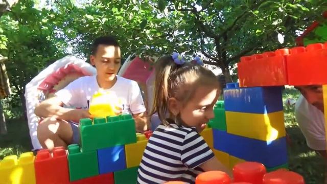 Гигантский конструктор Лего. Большой конструктор на день рождения ребенка. Мастерская праздников. смотреть онлайн