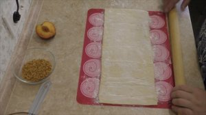 ШТРУДЕЛЬ С ПЕРСИКАМИ И ОРЕХАМИ ИЗ МАГАЗИННОГО ТЕСТА
