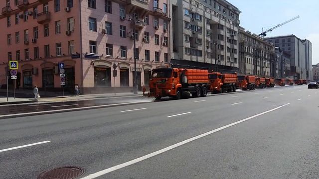 Уборочные машины на улицах Москвы