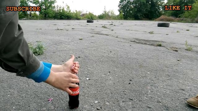 ★Coca cola + MENTOS. Крутой эксперимент. Что будет если бросить в бутылку леденцы. смотреть онлайн