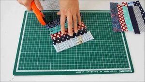 Опытным лоскутницам не смотреть. Шью из полос лоскутный блок.