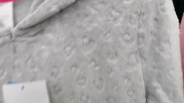 Магазин детский мир в г. Славянск-на-Кубани. Одежда на девочек по акции. Немного обуви. Распродажа.