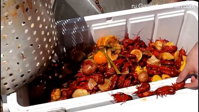 Как готовят раков в штате Луизиана, США. Это очень вкусно! смотреть онлайн