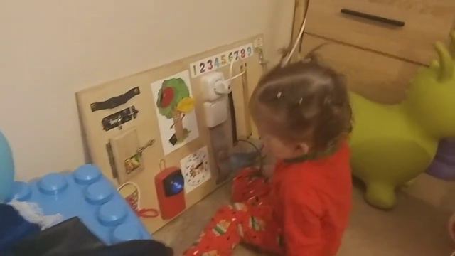 Лика играет в бизиборд. сделали сами для маленькой девочки любим танцевать и играть в игры для дете смотреть онлайн