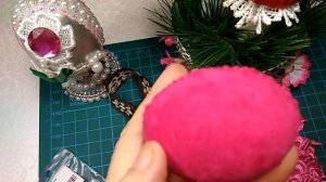 Пасхальное яйцо украшеное бархатом и стразами