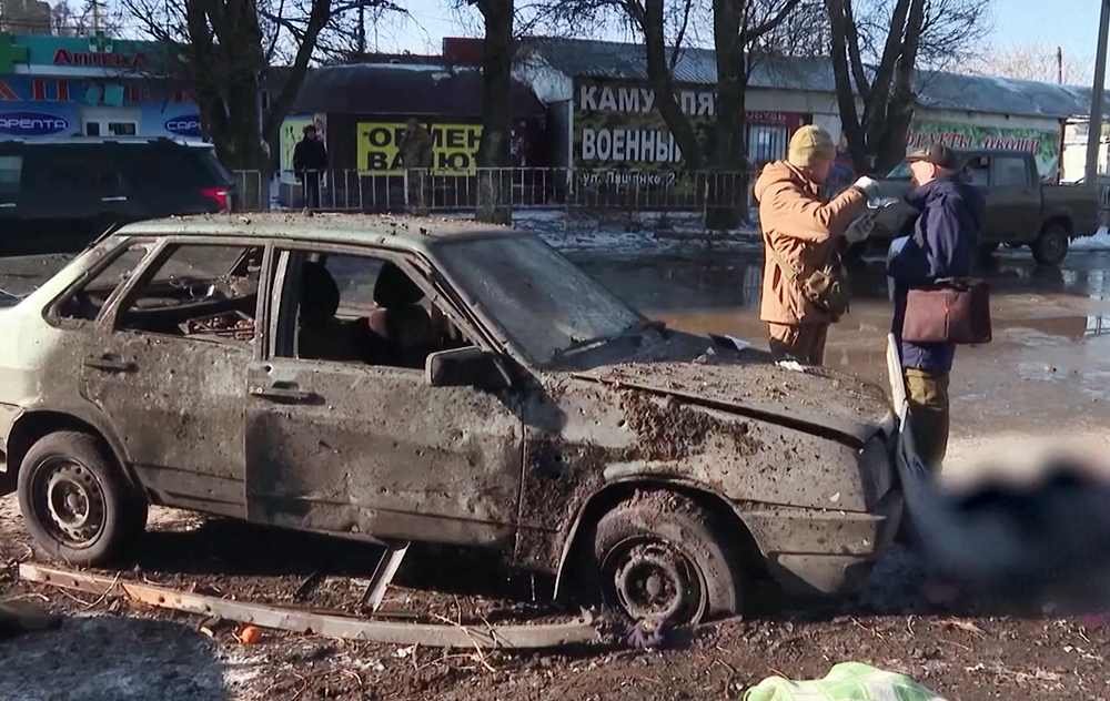 Жители Донецка несут цветы к месту обстрела ВСУ / События на ТВЦ