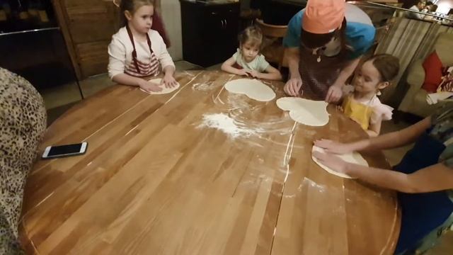 Чем заняться с детьми на выходных. Как приготовить настоящую пиццу.