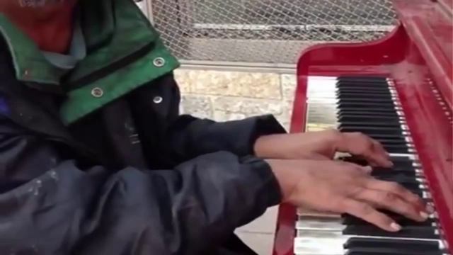 Бездомный покорил интернет игрой на пианино смотреть онлайн