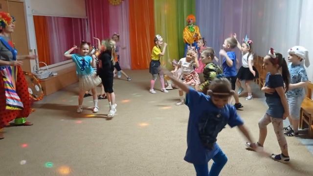 танцы с Клоуном смотреть онлайн