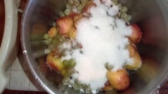 Летний компот из абрикосов и крыжовника