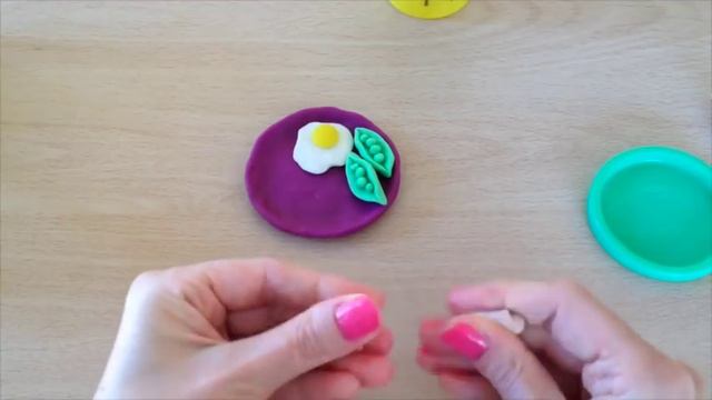 Как лепить Еду. Из пластилина  лепим яичницу с сосисками и зеленым горошком. Еда для Кукол!! смотреть онлайн