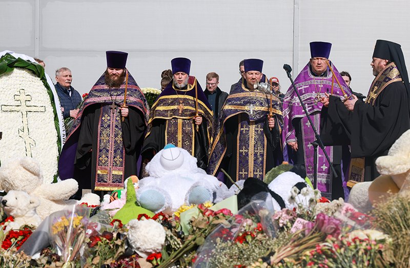 У здания "Крокус сити холла" отслужили панихиду по жертвам теракта / События на ТВЦ