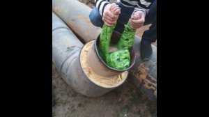 Ребенок застрял в трубе на строительной площадке в Минске.