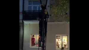 ФОНАРЩИК ЗАЖИГАЕТ ФОНАРИ В БРЕСТЕ. БРЕСТ СОВЕТСКАЯ.