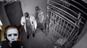 Вызвали полицию, а те пописали в подъезде