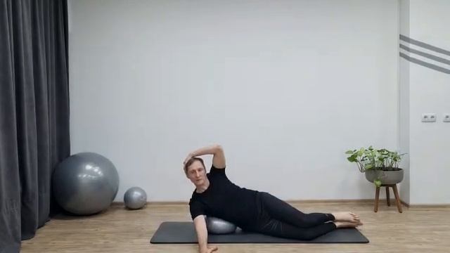 ?Pilates ball, Soft ball, Mini ball - варианты названий маленького мяча для занятий пилатесом.