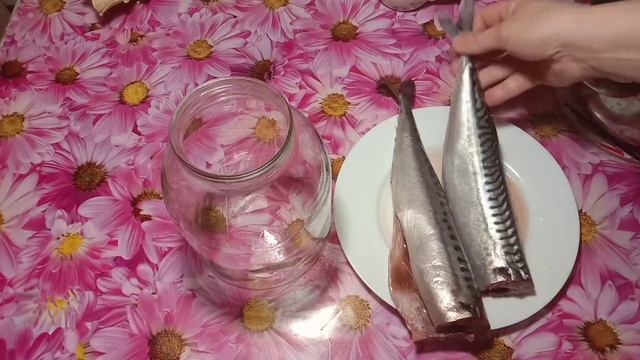 Превосходная  малосольная скумбрия в луковой  шелухе.