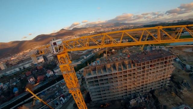 Вечерний полёт над ЖК "Красная площадь" в Новороссийске | Romex Development смотреть онлайн