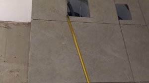 Большой слой клея под плитку на стену в предбаннике из за хреновой кладки газоблока