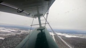 Взлет со заснеженного аэродрома на самолете АН2 на лыжах в пасмурную погоду