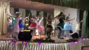 танец "Ёлка супермодель"1 класс