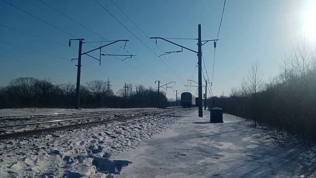 Электровоз ЭП1-302 с почтово-багажным поездом №990 на зимнем Транссибе.