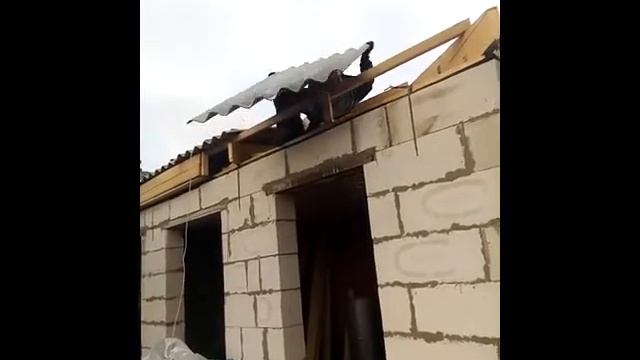 Как я затаскиваю шифер на крышу смотреть онлайн