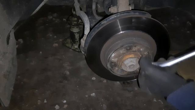 Как заменить тормозные диски на Рено Сандеро, Логан - быстро и просто смотреть онлайн