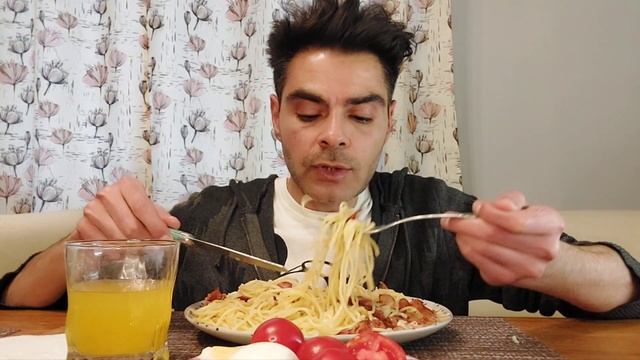 МУКБАНГ:ВКУСНЕЙШИЕ СПАГЕТТИ С ЖАРЕННЫМ БЕКОНОМ И ТЁРТЫМ СЫРОМ смотреть онлайн