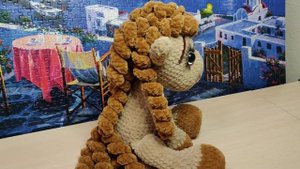 Лошадка выполнена из плюшевой пряжи