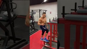 Отжимания на брусьях с акцентом на грудные мышцы