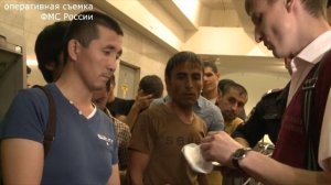 Проверка документов сотрудниками УФМС Москвы и УВД на Московском метрополитене